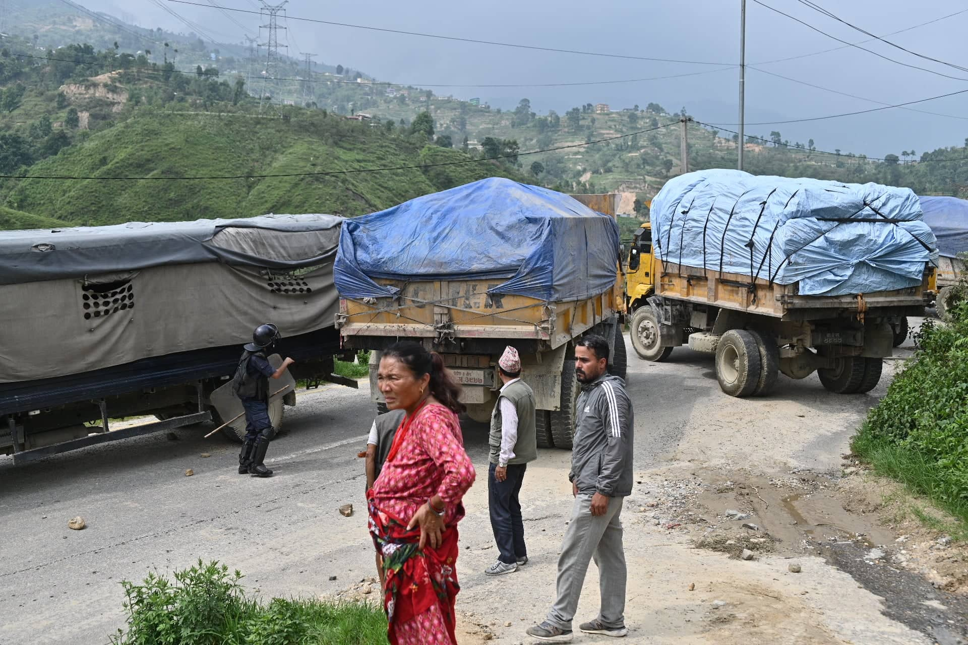 स्थानीयको अवरोधपछि फोहोर बोकेका गाडी फर्किए, प्रहरीद्वारा अश्रुग्यास प्रहार